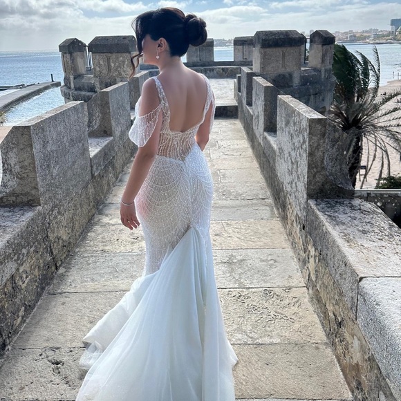 One-of-a-Kind Wona Atelier Wedding Dress - Picture 4 of 17